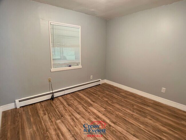 Building Photo - Cute 2 Bedroom Lower Unit
