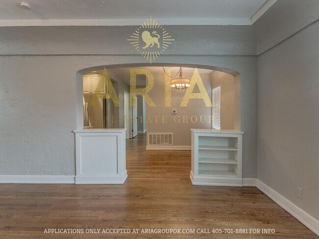 Building Photo - Updated & Adorable 2 Bed/1 Bath Space in t...