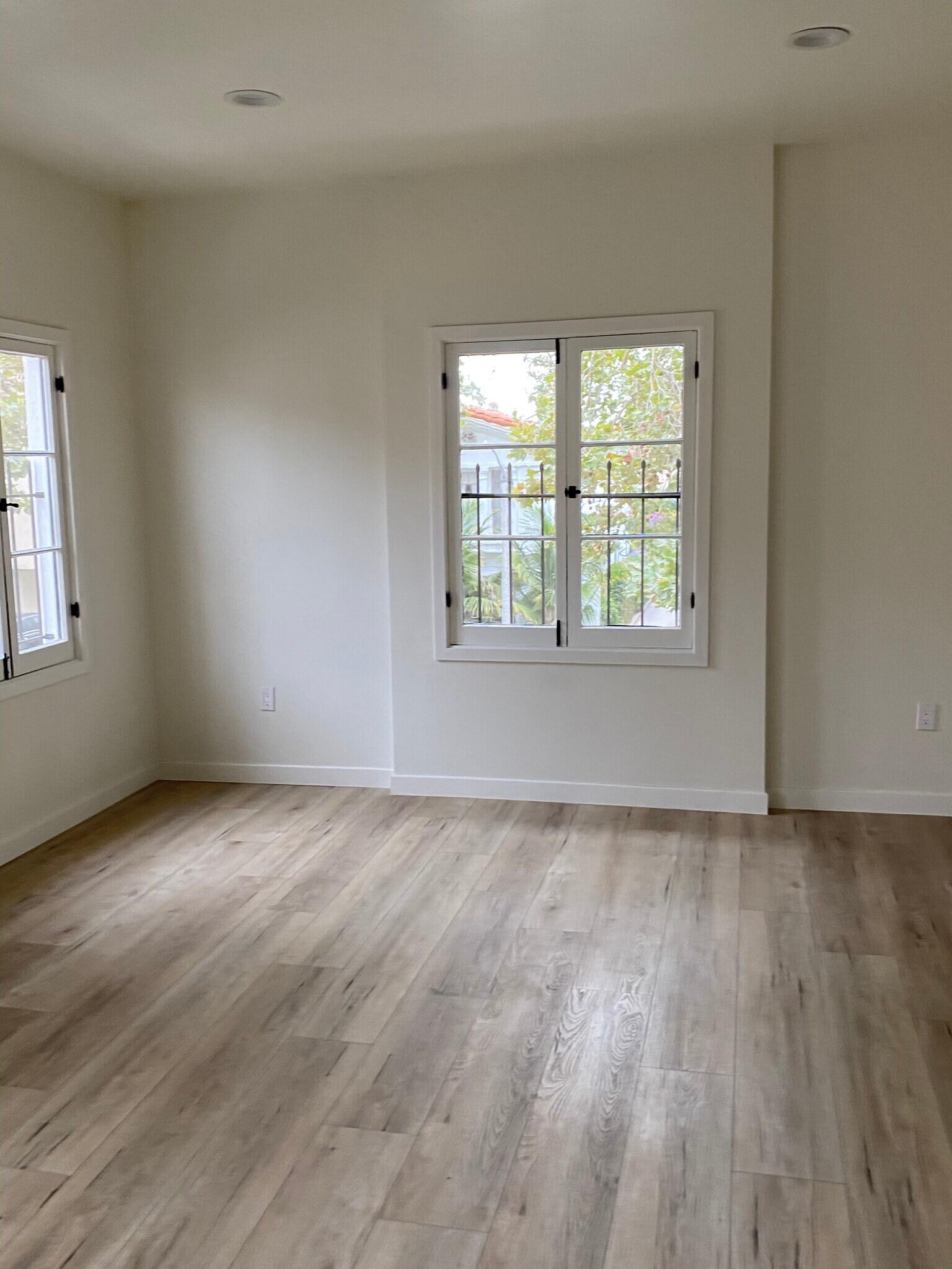 Building Photo - 205 S Arnaz Dr