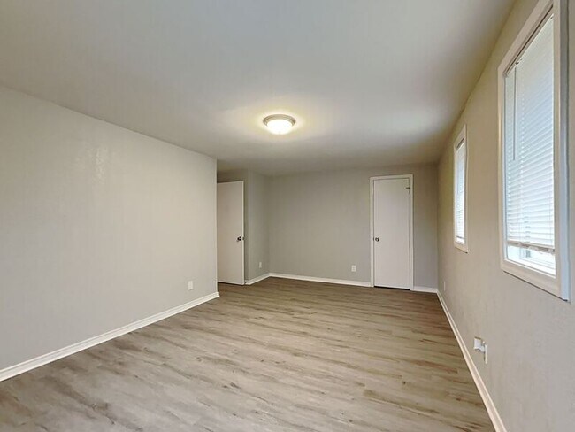 Building Photo - 13415 Spring Grove Ave
