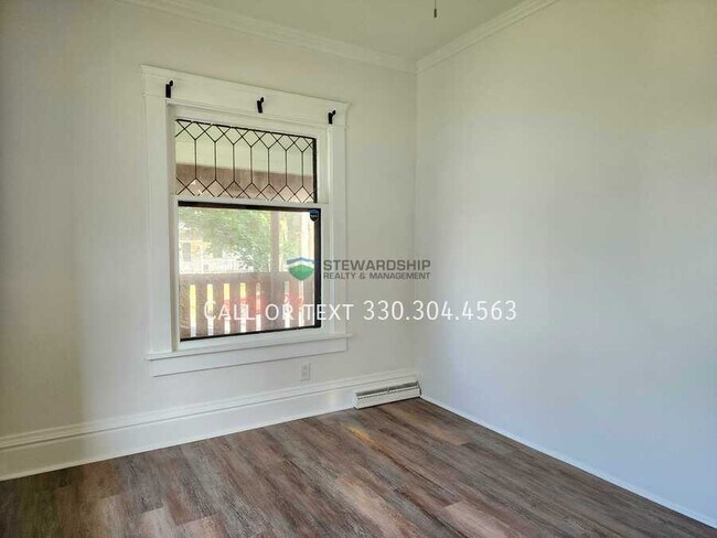 Building Photo - 687 Allyn St