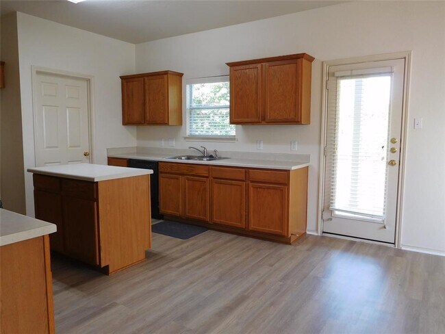 Building Photo - 911 Middle Brook Dr