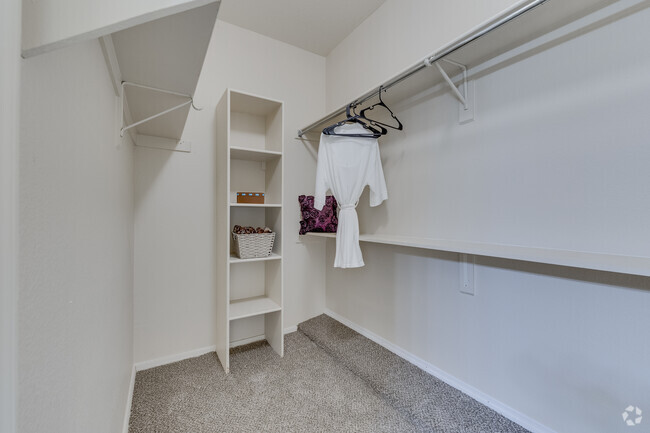 2BR, 2BA - 1,150SF - Closet - Ventana