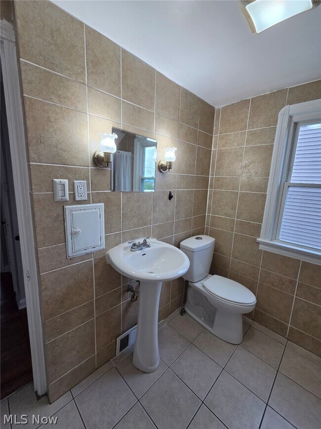 Building Photo - 4021 Bushnell Rd