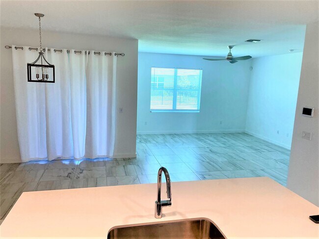 Building Photo - 2951 NE Breezeway Cir