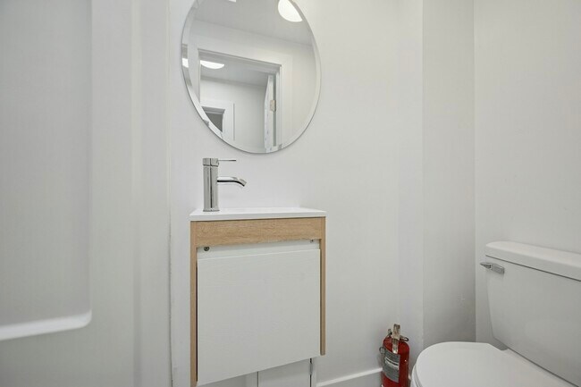 Building Photo - 109 W Queen Ln