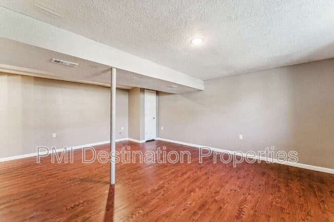 Building Photo - 525 NE Karapat Dr