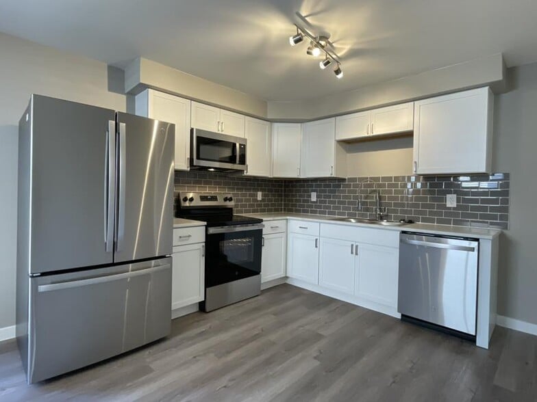 Building Photo - 706 S Richardson Ave
