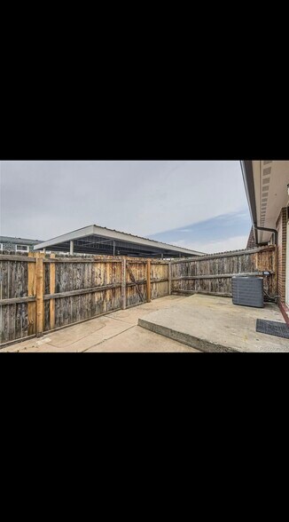 Outdoor patio (grill included) - 7137 S Webster St