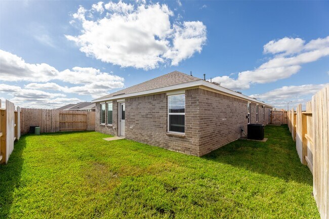 Building Photo - 16854 Great Highlands Dr