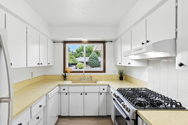 Building Photo - Refreshed 3 Bedroom Ranch In NE Portland