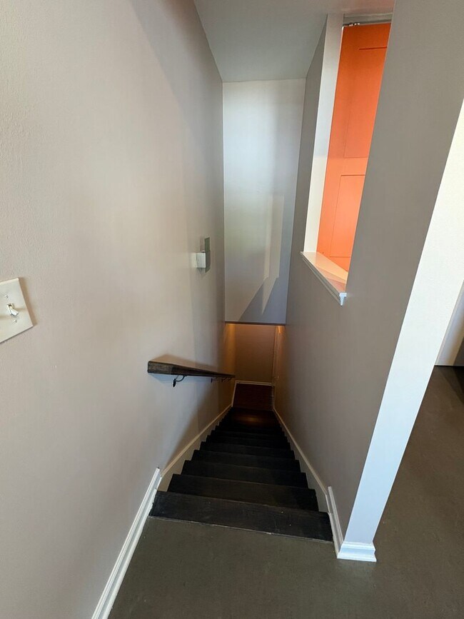 Building Photo - Beautiful 1 bedroom Modern Townhome