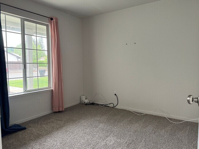 Building Photo - Recently remodeled charmer!