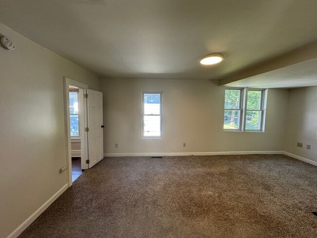 Building Photo - Gorgeous 3 Bedroom UPDATED Single Family Home