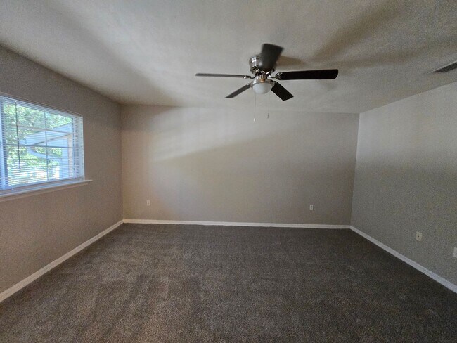 Building Photo - 2 Bed / 2.5 Bath Townhome with Upstairs Office/Sitting Area – Eagle Trace