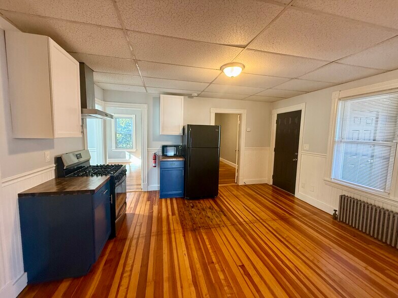 Eat-in Kitchen - 11 Mt Vernon St