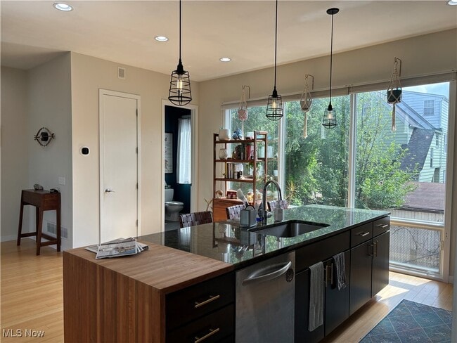 Building Photo - 1901 E 119th St