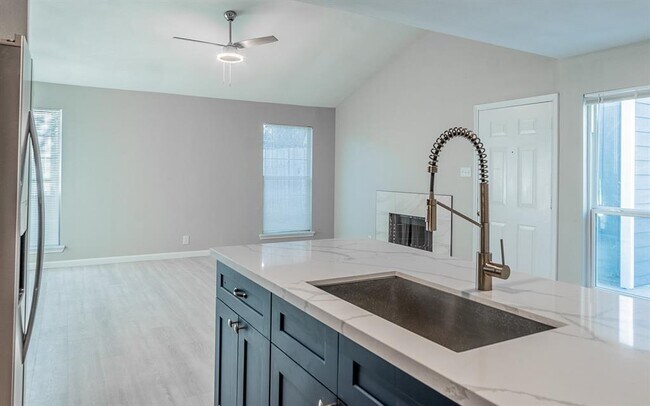 Building Photo - 915 Sirocco Dr