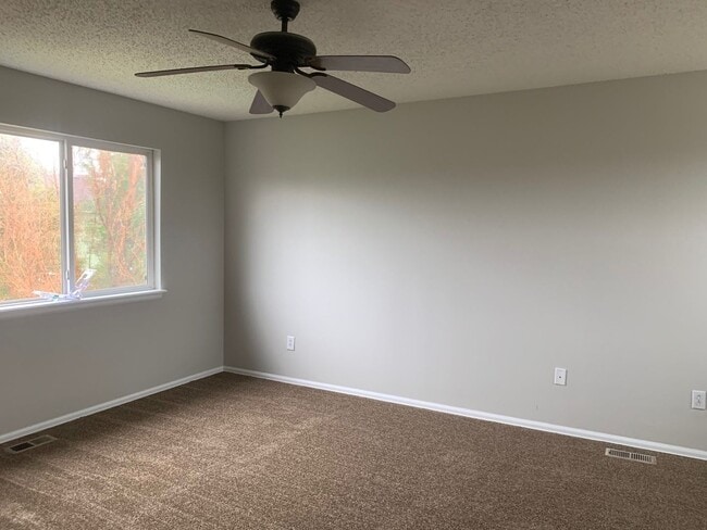 Building Photo - Spacious 4 Bedroom Home
