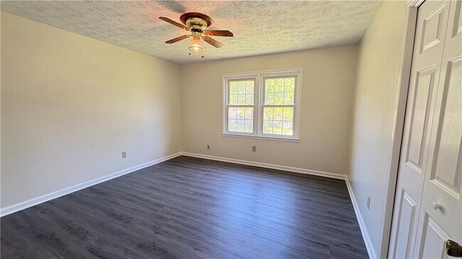 Building Photo - 2421 Fieldstone Dr SE