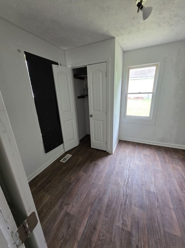 Building Photo - 2BEDROOM 1BATH