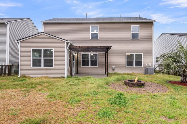 Building Photo - Bright and Spacious Home in Summerville!