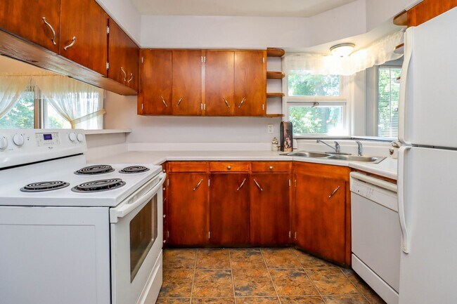 Building Photo - Immaculate Centrally located home!