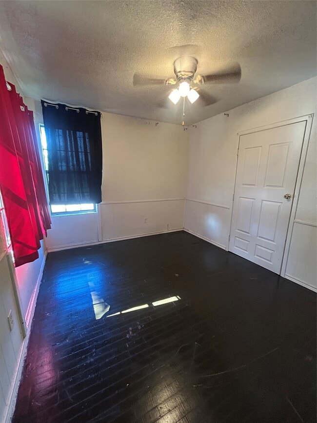 Building Photo - 1102 W 10th St