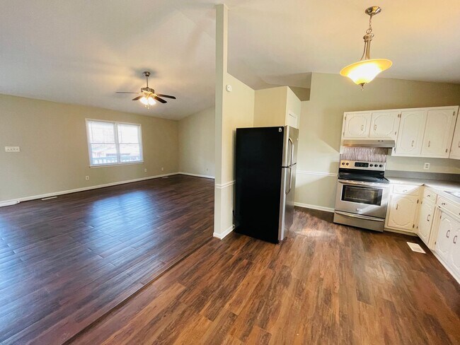 Building Photo - Available Now! North Lincoln Schools - 3 Bedrooms 2 Bath home on quiet street