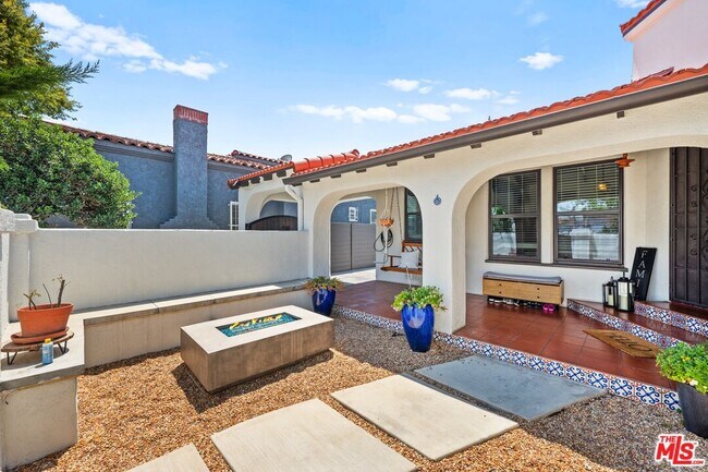 Building Photo - 3871 Roxton Ave