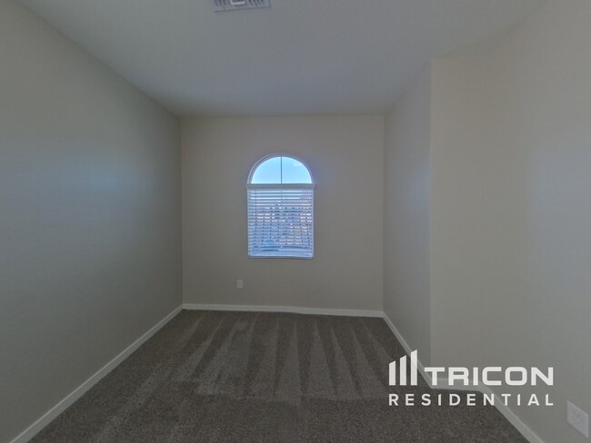 Building Photo - 4548 E Grandview St