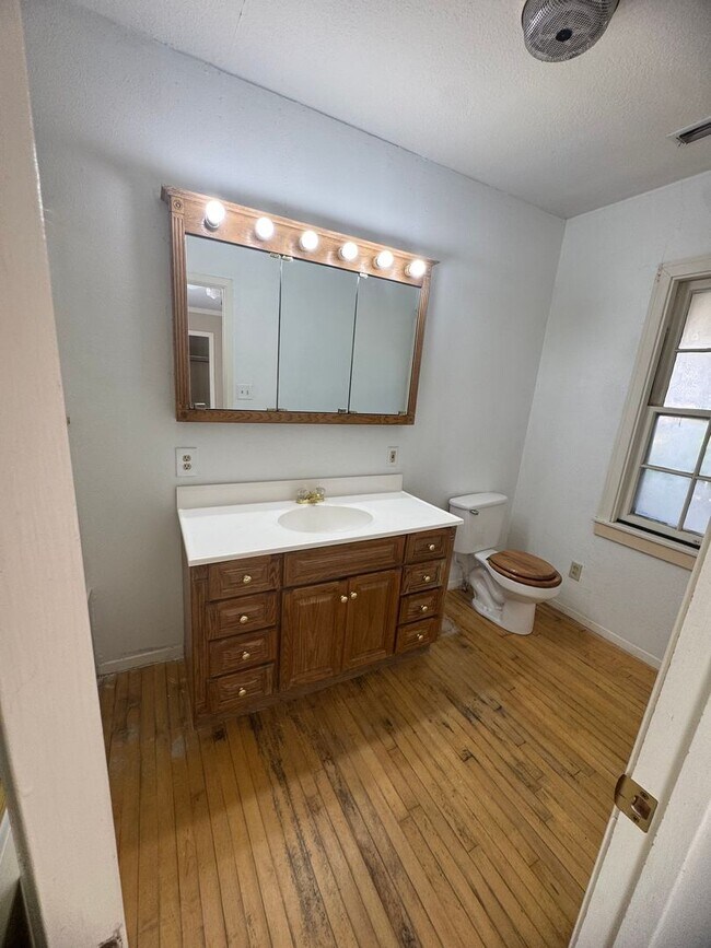 Building Photo - 901 W 14th St