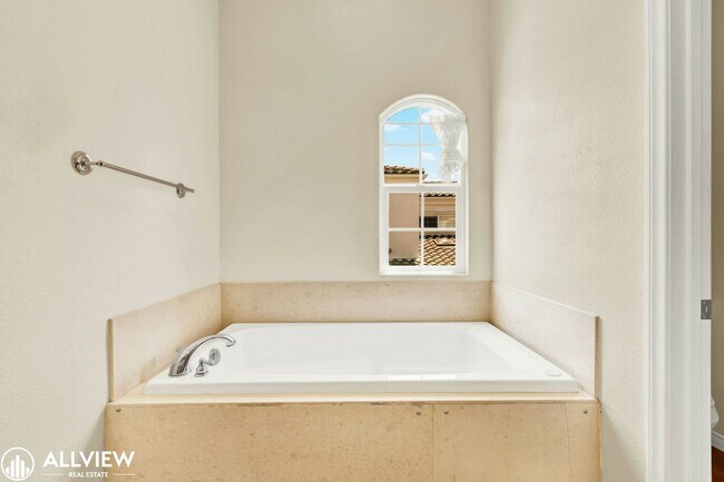 Building Photo - Rare 3-Story Hillcrest Townhome | 3BR/3BA ...
