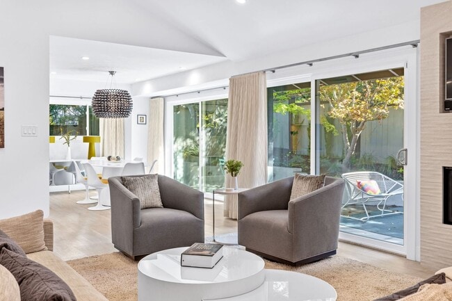 Building Photo - Stylish Condo in Desirable Alta Heights Neighborhood