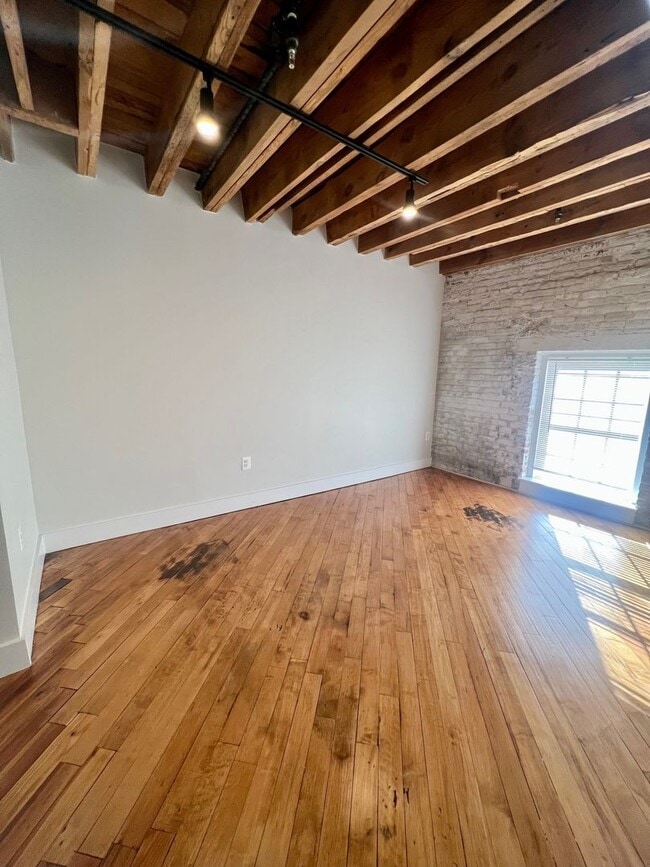 Building Photo - Beautiful 2 Bed in Historic Downtown Frede...