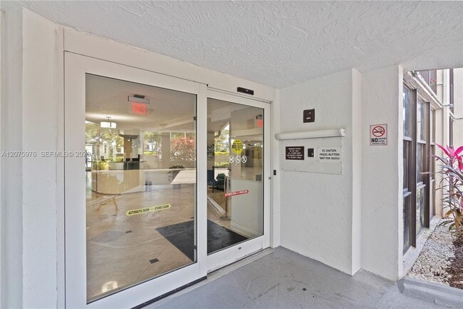 Building Photo - 800 Parkview Dr