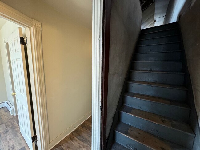 Building Photo - THREE BEDROOM/ONE BATH TWIN