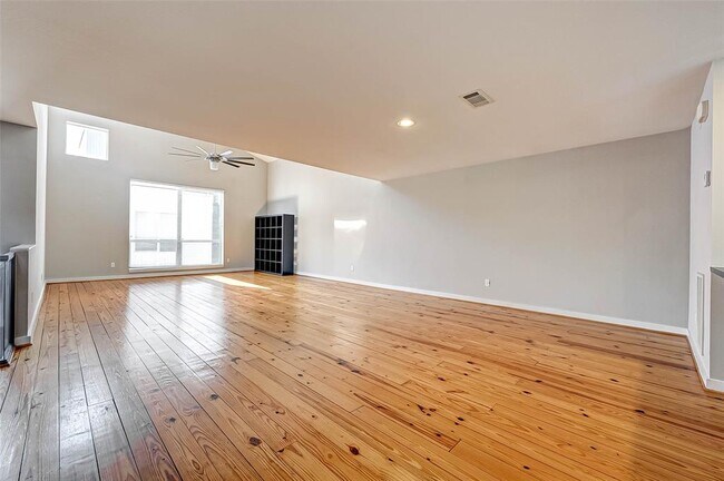 Building Photo - 6925 Yellowstone Way Dr