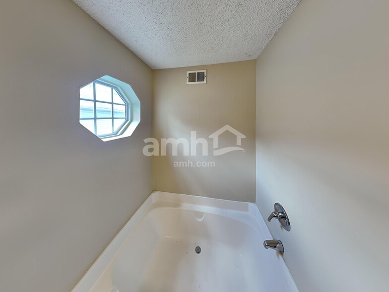 Building Photo - 2253 Joann Dr