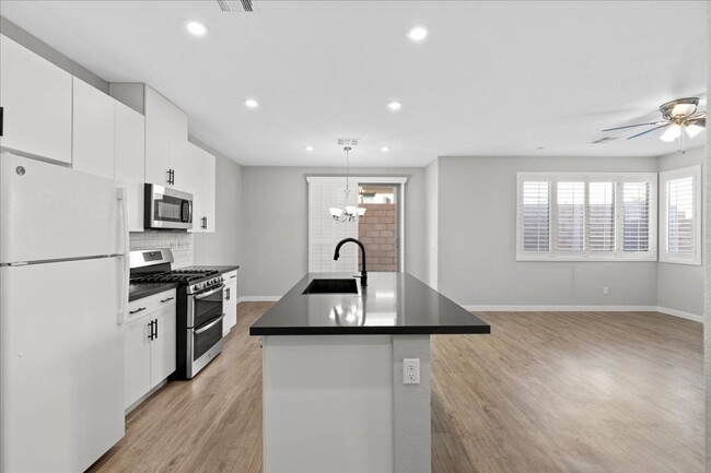 Building Photo - Beautiful and Highly Upgraded Townhome!