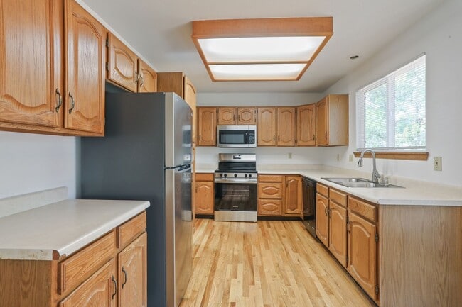 Building Photo - Beautifully Updated 3BR/2.5BA Home in Longmont – $300 Off First Month's Rent