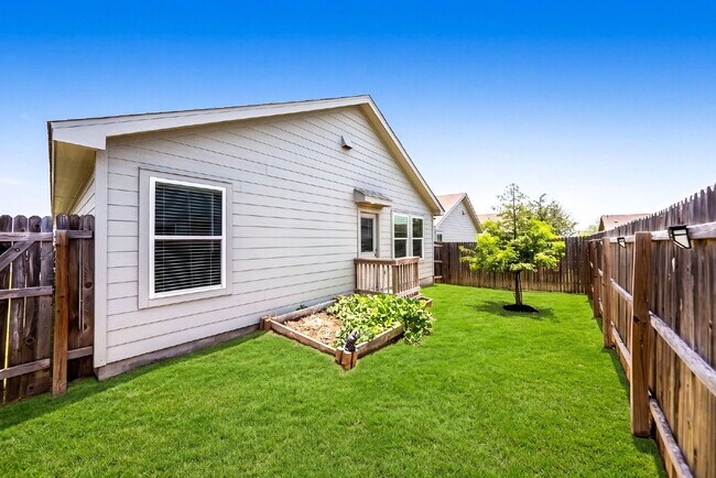 Building Photo - UP TO 1 MONTH FREE RENT!!! No Stairs, No Carpet, No Compromises.