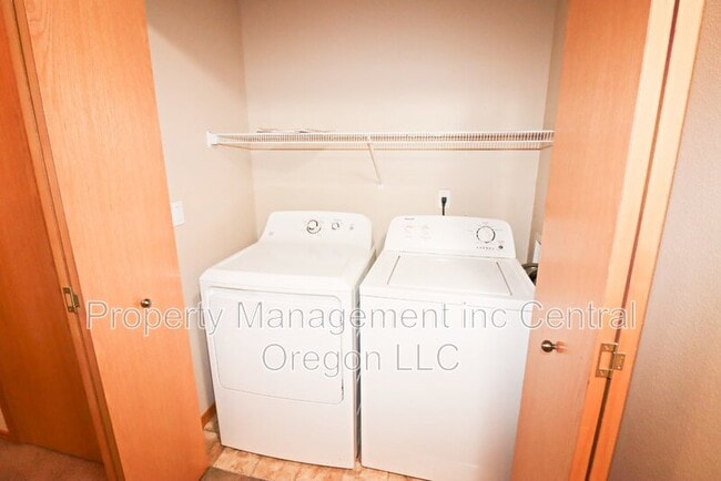 Building Photo - 3041 NE Canoe Ct