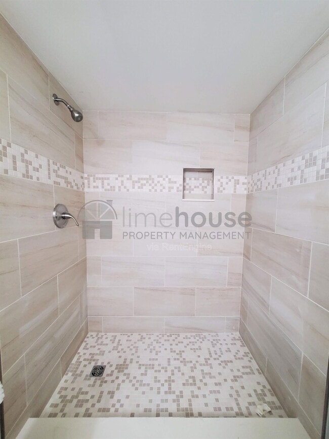 Building Photo - 1553 Beachview Dr