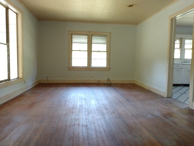 Building Photo - 2 Bedroom 1 Bathroom