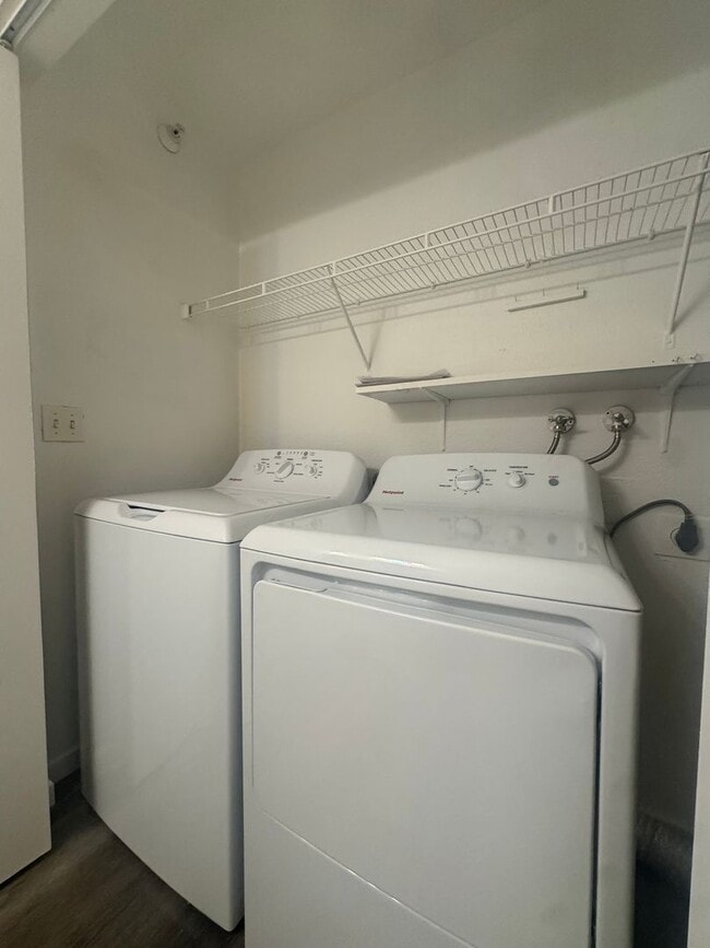 Building Photo - Remodeled Ground Floor 2 Bed Condo Ready for Move In