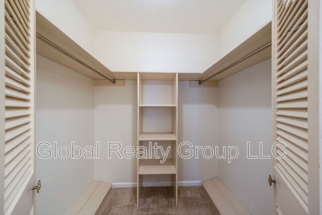 Building Photo - 425 Crestwood Dr