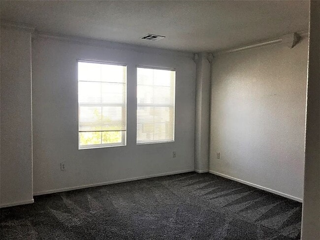 Building Photo - Charming 4 bedroom 4 bathroom in heart of ...