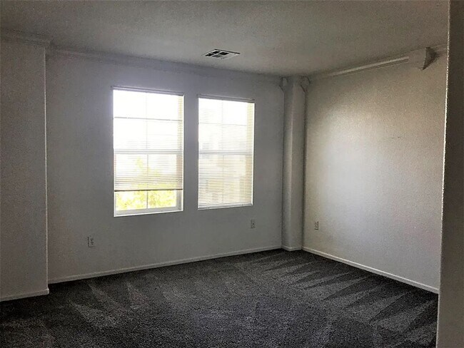 Building Photo - Charming 4 bedroom 4 bathroom in heart of East Lake!