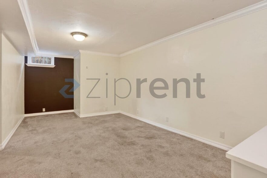 Building Photo - Unit